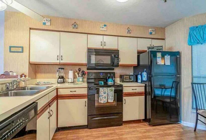 Lovely 2 Bedroom Condo With Pool
