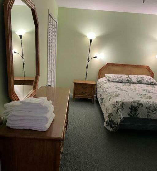 Lovely 2 Bedroom Condo With Pool