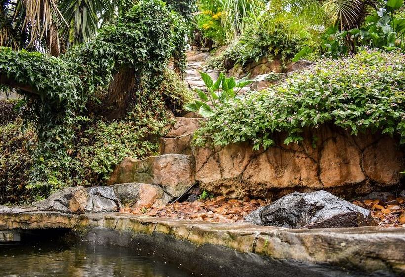 فندق Waterfalls Boutique