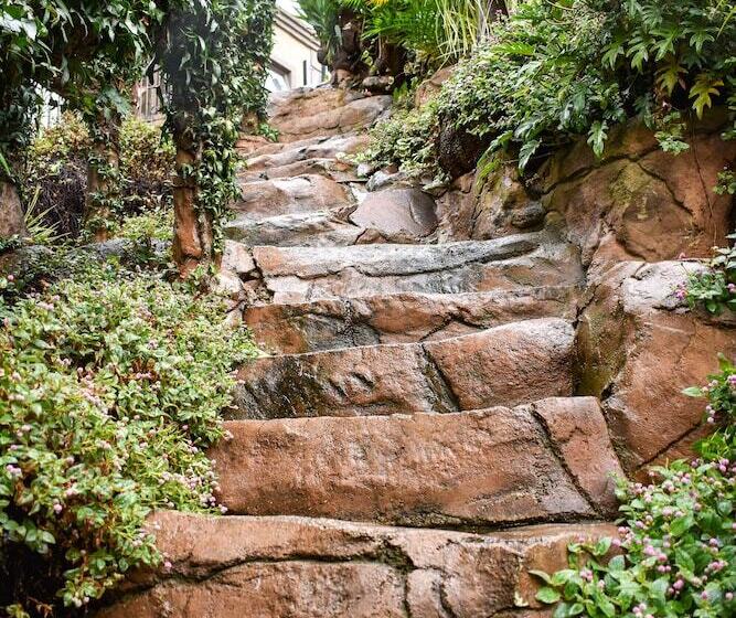 فندق Waterfalls Boutique