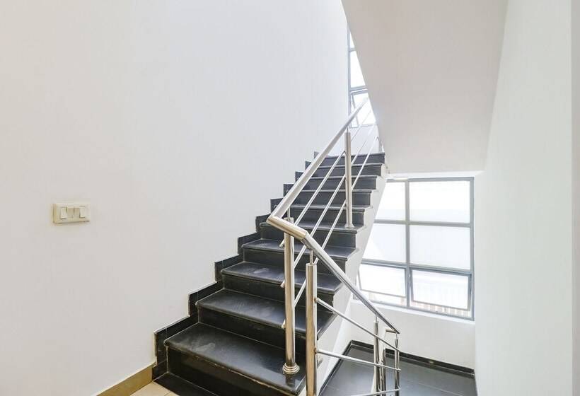 Отель Fabexpress Athasri Inn Hsr