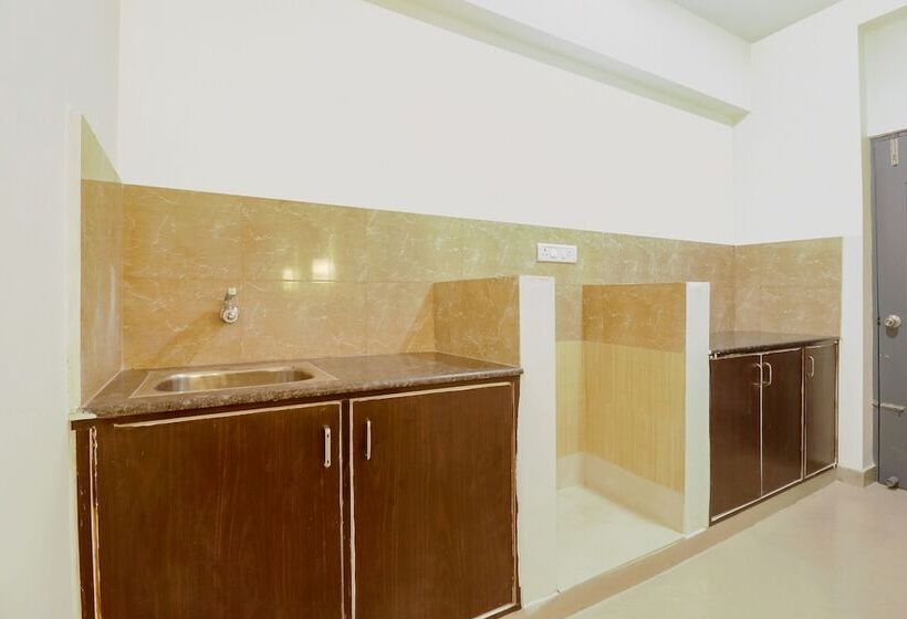 Отель Fabexpress Athasri Inn Hsr