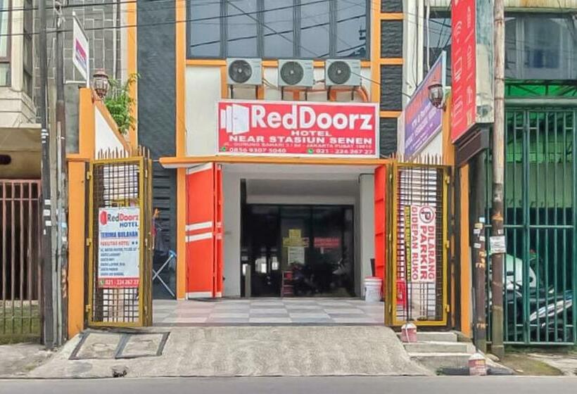 ホテル Reddoorz Near Stasiun Senen