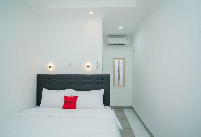 ホテル Reddoorz Near Stasiun Senen