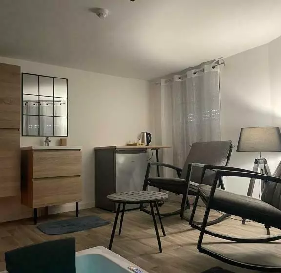 Hotelli Magnifique Loft 35m2 Jacuzzi Rvb Night 1
