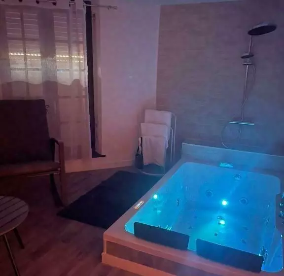 Hotelli Magnifique Loft 35m2 Jacuzzi Rvb Night 1