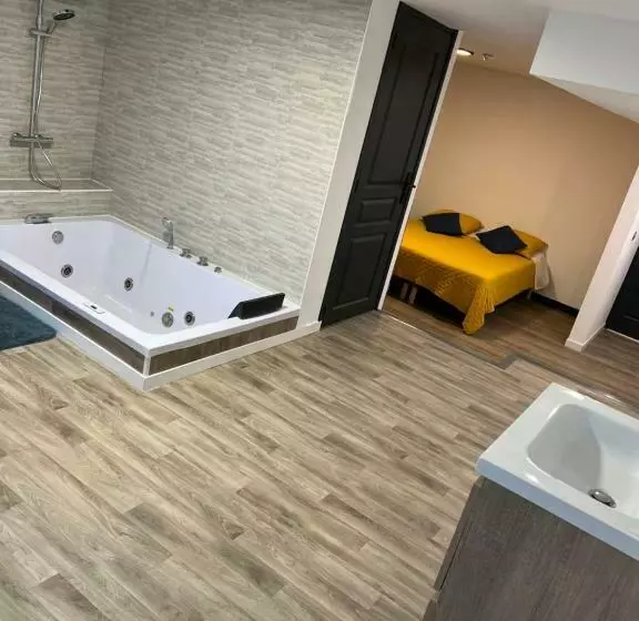 Hotelli Magnifique Loft 35m2 Jacuzzi Rvb Night 1