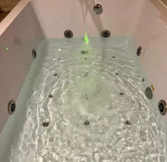 Hotelli Magnifique Loft 35m2 Jacuzzi Rvb Night 1