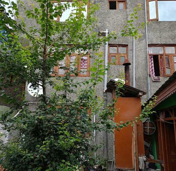 پانسیون Queen Palace Guest House