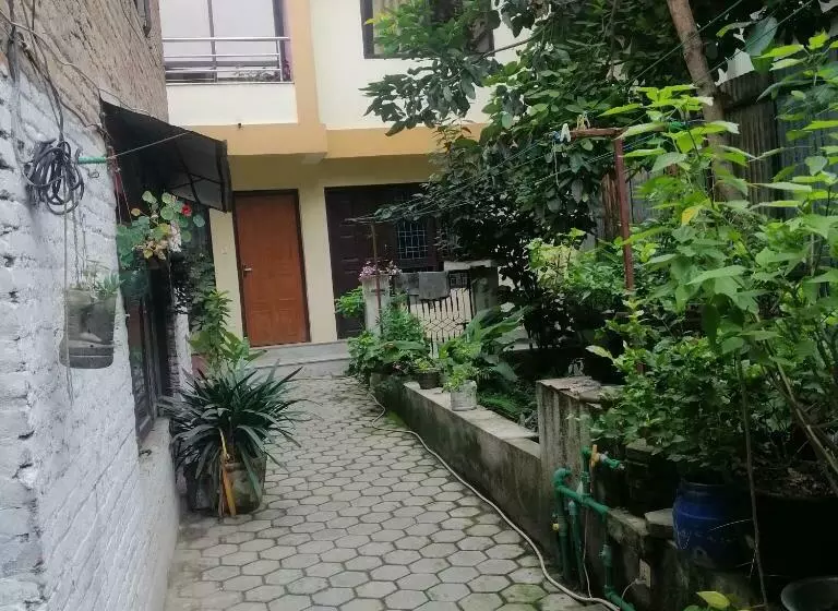 تختخواب و صبحانه A Newa Home