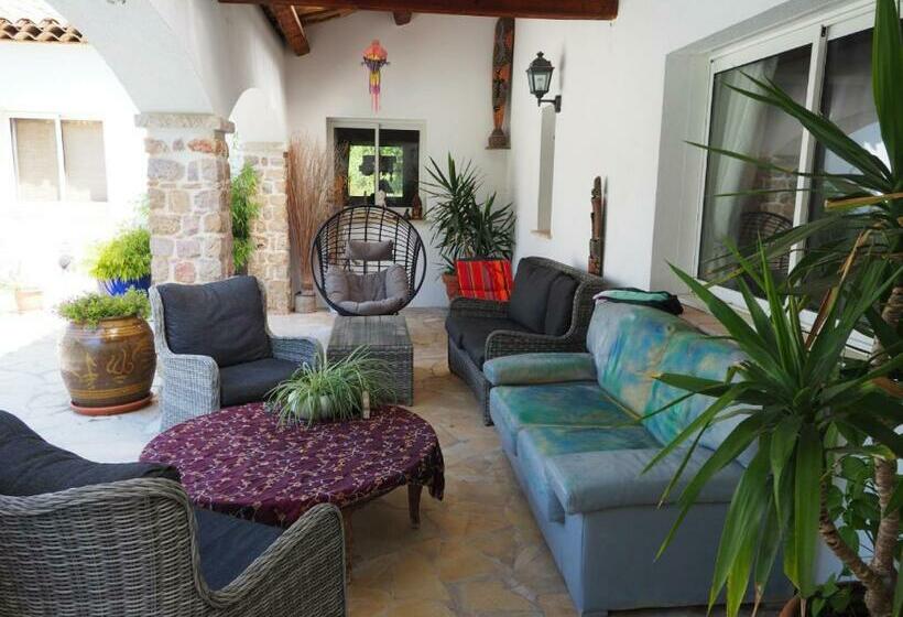 تختخواب و صبحانه A Relaxation Area Outside With Deckchairs Allows You To Sunbathe