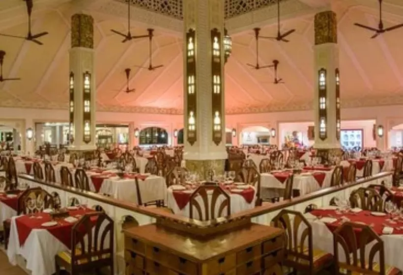 پانسیون Sarova Whitesands Beach Resort Spa 1