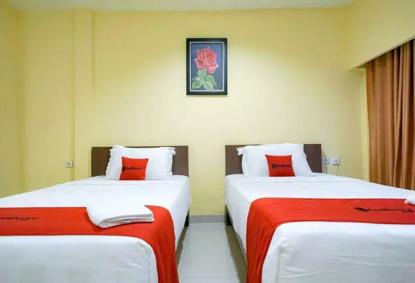 Hotelli Reddoorz Plus @ Jalan Fl Lumban Tobing Sibolga