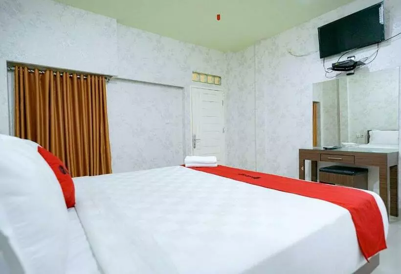 Hotelli Reddoorz Plus @ Jalan Fl Lumban Tobing Sibolga