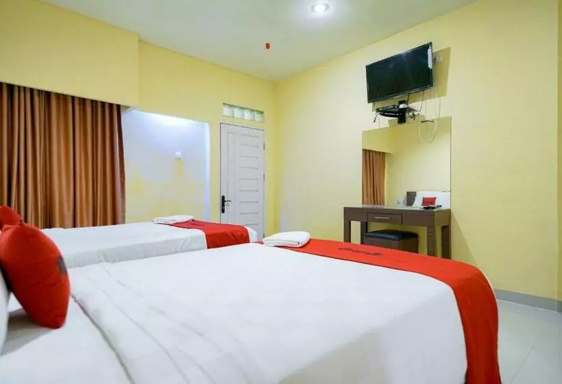 Hotelli Reddoorz Plus @ Jalan Fl Lumban Tobing Sibolga