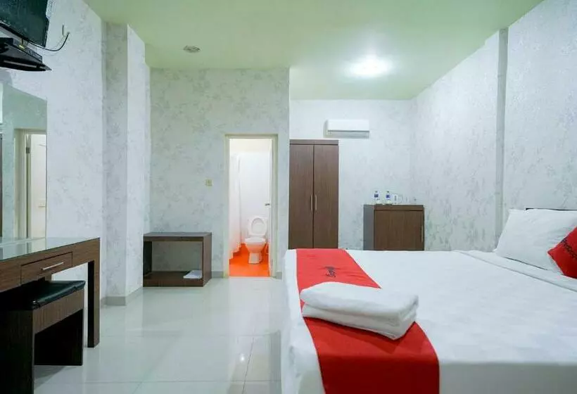 Hotelli Reddoorz Plus @ Jalan Fl Lumban Tobing Sibolga