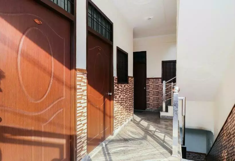 Hotelli Oyo 88383 Trimurti Guest House