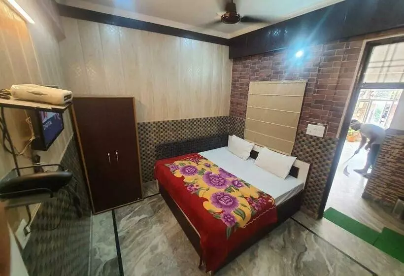 Hotelli Oyo 88383 Trimurti Guest House
