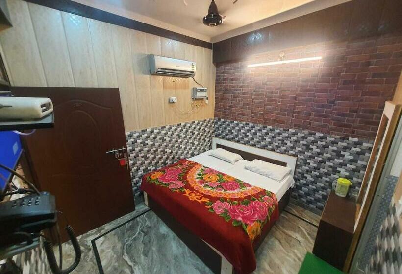 Hotel Oyo 88383 Trimurti Guest House