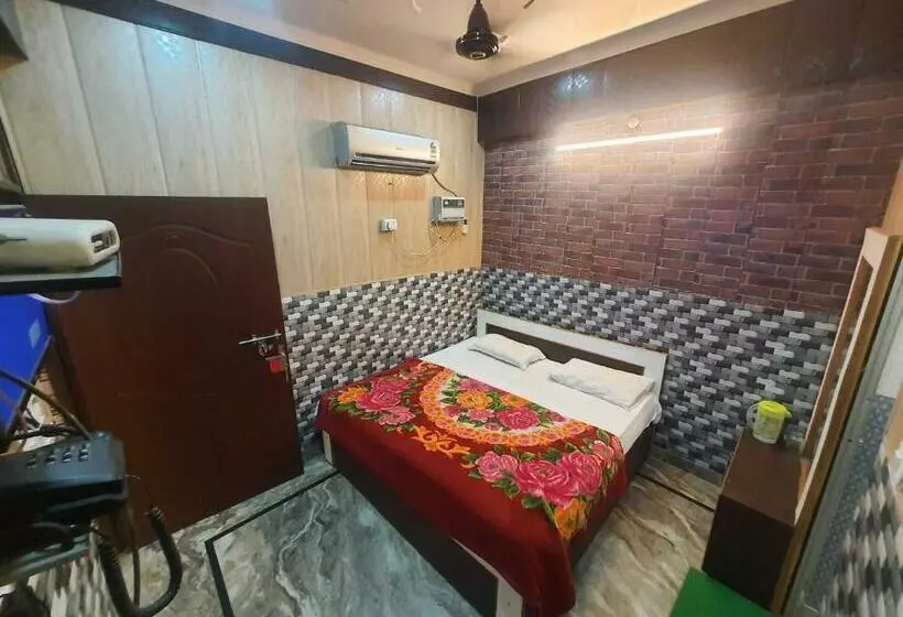 Hotelli Oyo 88383 Trimurti Guest House