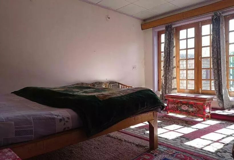 پانسیون Julay Guest House