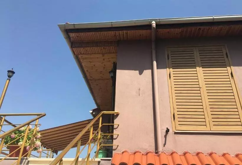 پانسیون Sara Guesthouse