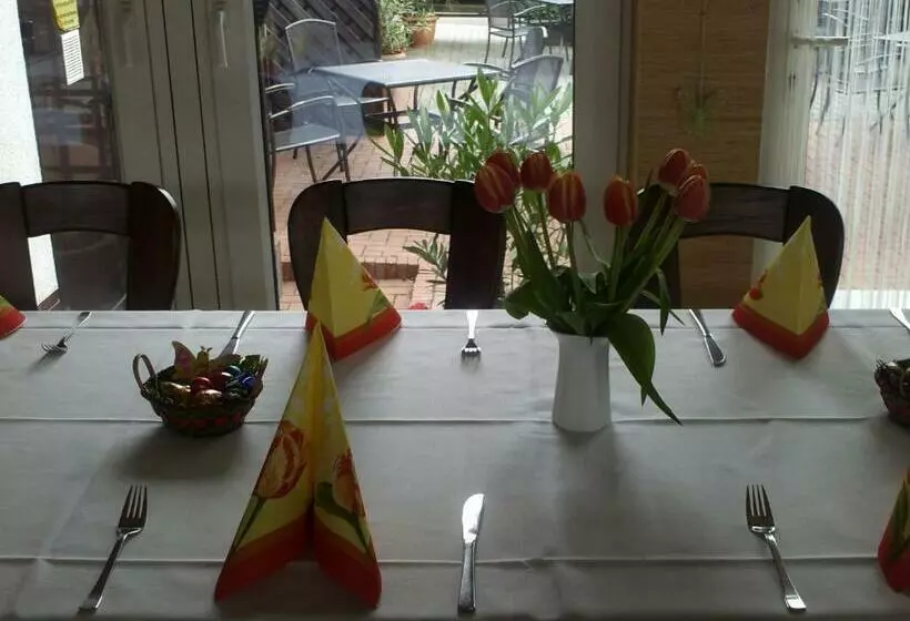 تختخواب و صبحانه Pension & Gasthaus Kahren