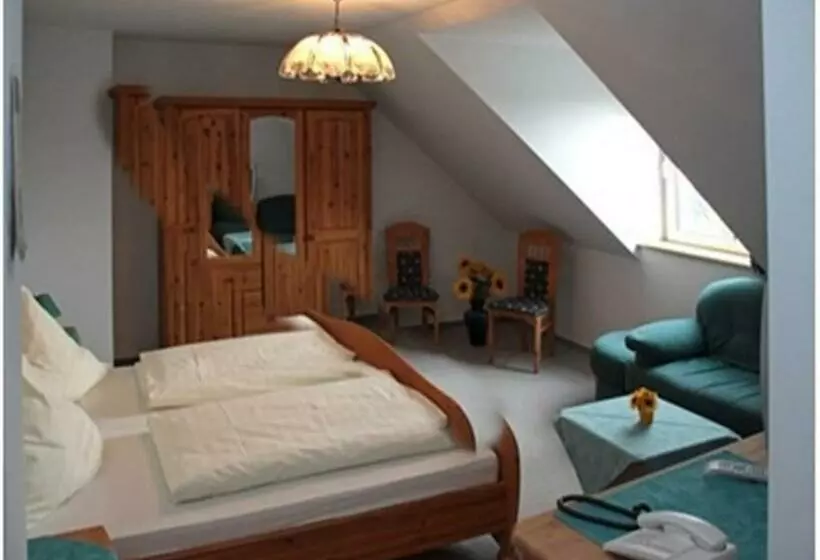 تختخواب و صبحانه Pension & Gasthaus Kahren