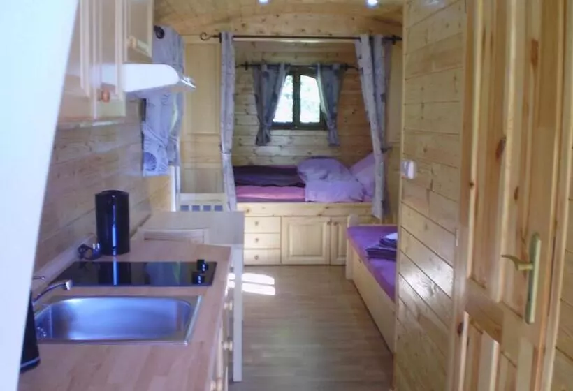 Aamiaismajoitus (B&B) Les Roziers   Roulotte