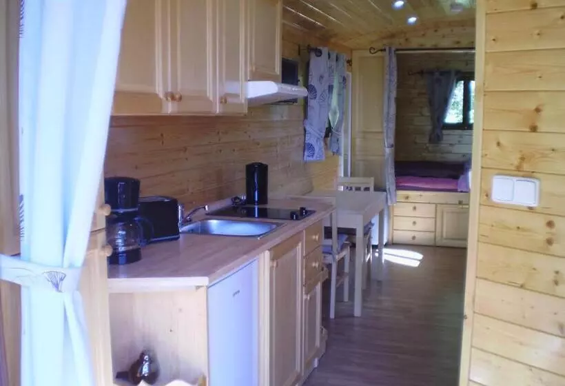 Aamiaismajoitus (B&B) Les Roziers   Roulotte