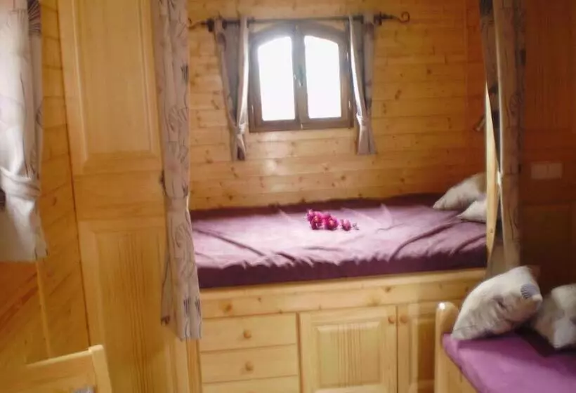 Aamiaismajoitus (B&B) Les Roziers   Roulotte