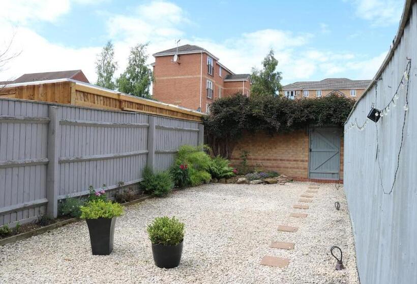 Central Townhouse Tipton   Sleeps 8   Ideal For Contractors & Families
