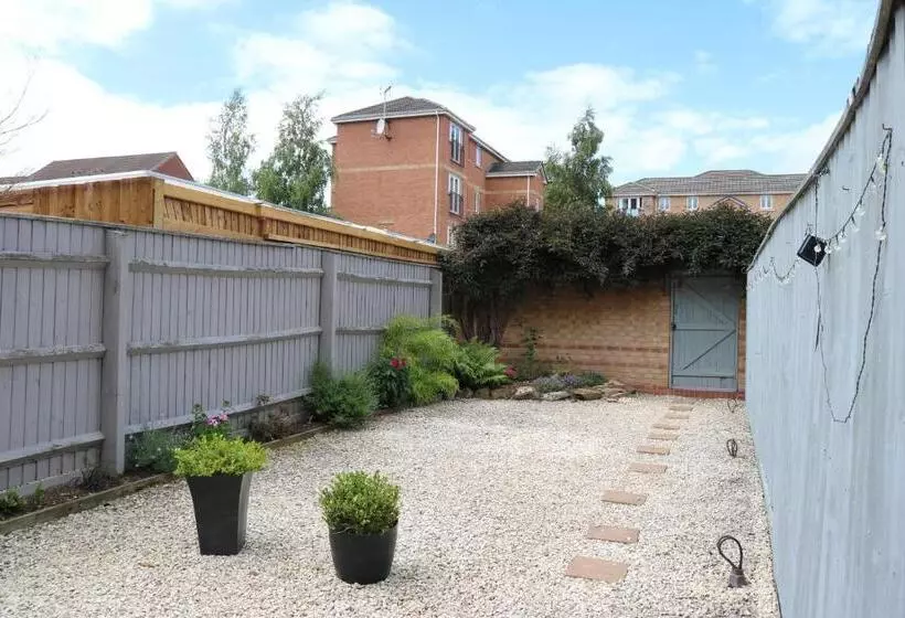 Central Townhouse Tipton   Sleeps 8   Ideal For Contractors & Families