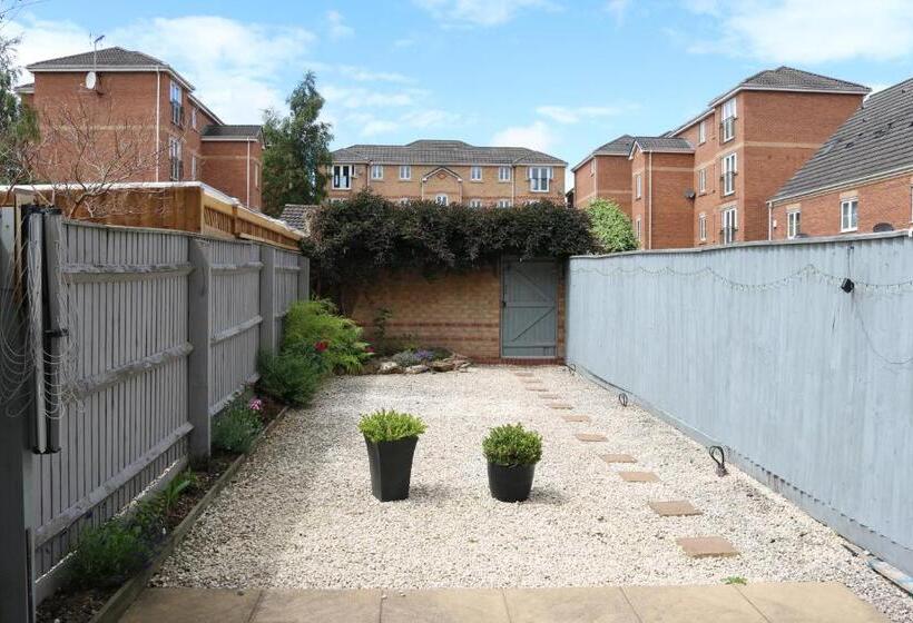 Central Townhouse Tipton   Sleeps 8   Ideal For Contractors & Families