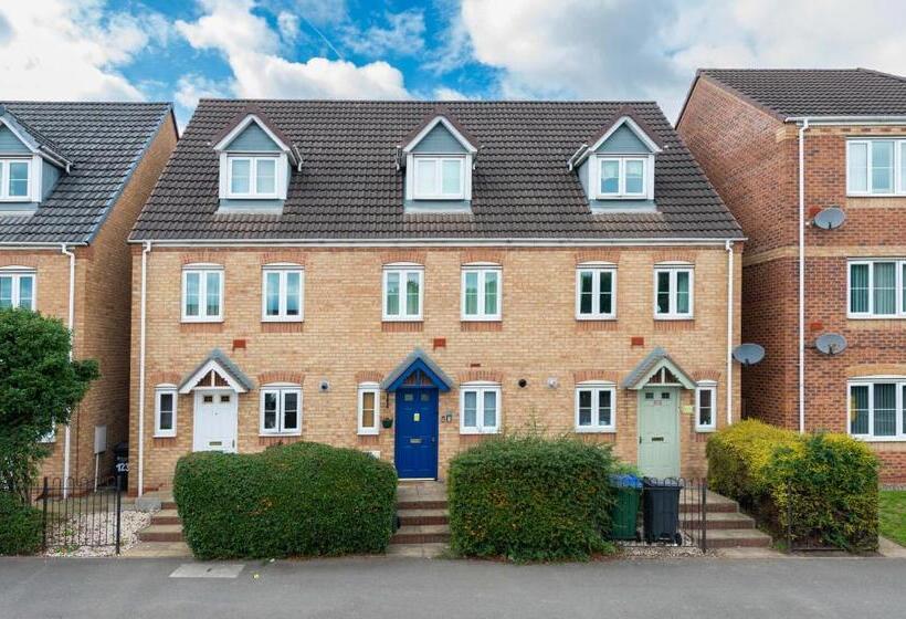 Central Townhouse Tipton   Sleeps 8   Ideal For Contractors & Families