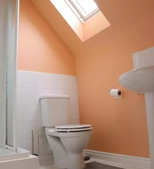 Central Townhouse Tipton   Sleeps 8   Ideal For Contractors & Families