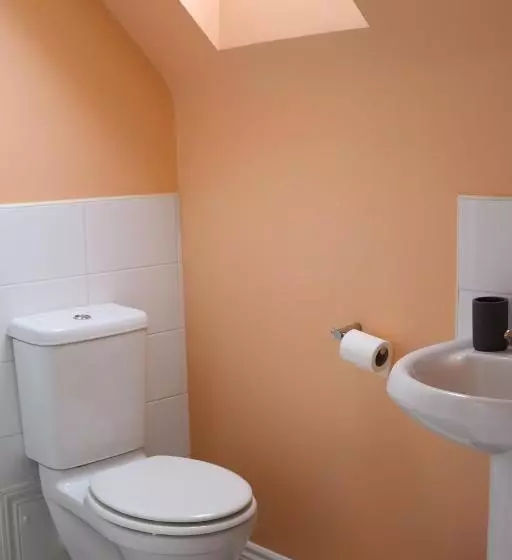 Central Townhouse Tipton   Sleeps 8   Ideal For Contractors & Families