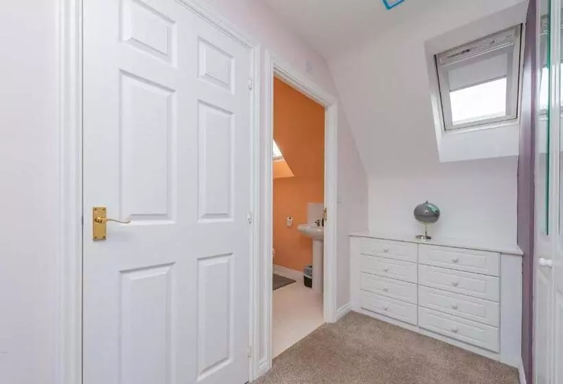 Central Townhouse Tipton   Sleeps 8   Ideal For Contractors & Families