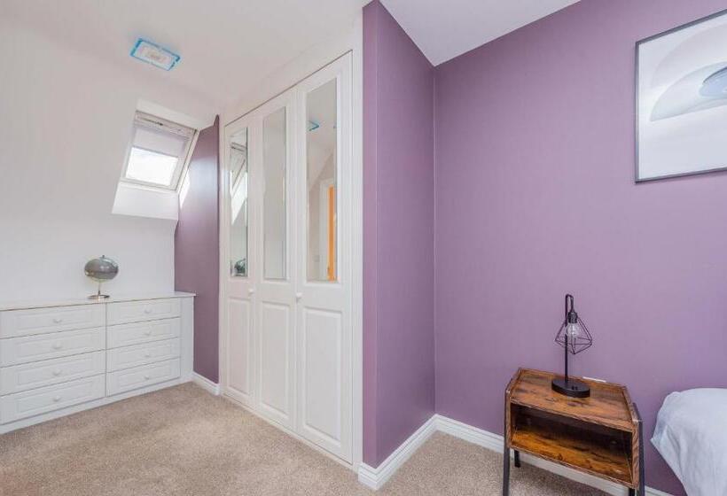 Central Townhouse Tipton   Sleeps 8   Ideal For Contractors & Families