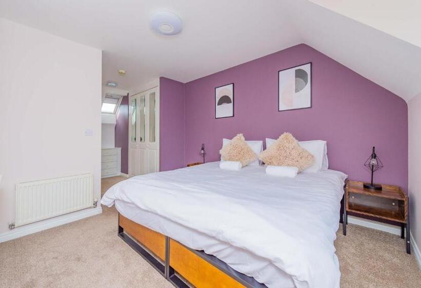 Central Townhouse Tipton   Sleeps 8   Ideal For Contractors & Families