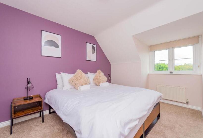 Central Townhouse Tipton   Sleeps 8   Ideal For Contractors & Families