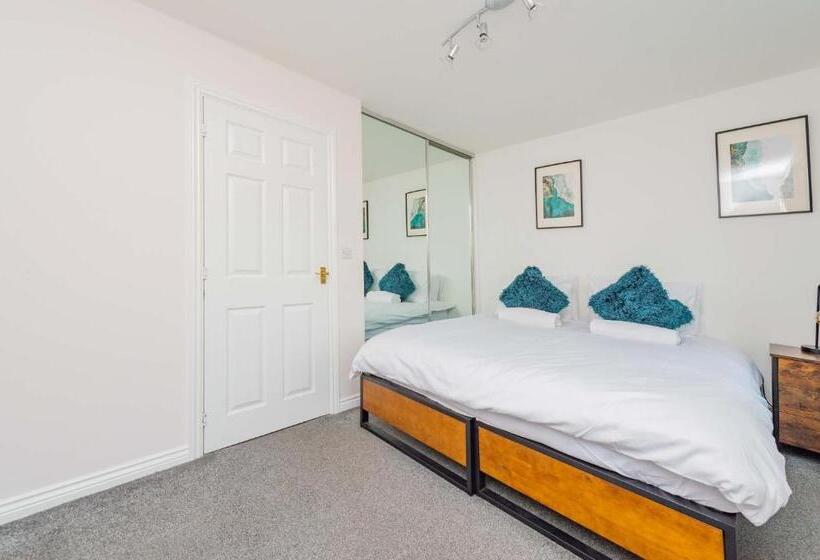 Central Townhouse Tipton   Sleeps 8   Ideal For Contractors & Families