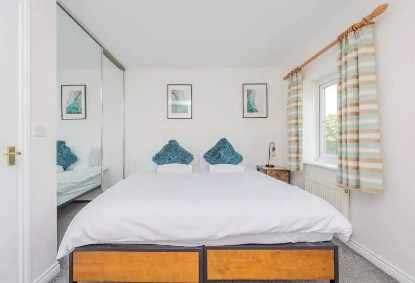 Central Townhouse Tipton   Sleeps 8   Ideal For Contractors & Families