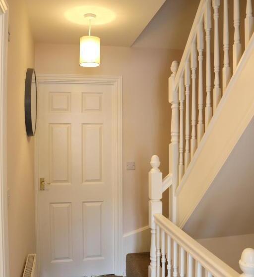 Central Townhouse Tipton   Sleeps 8   Ideal For Contractors & Families
