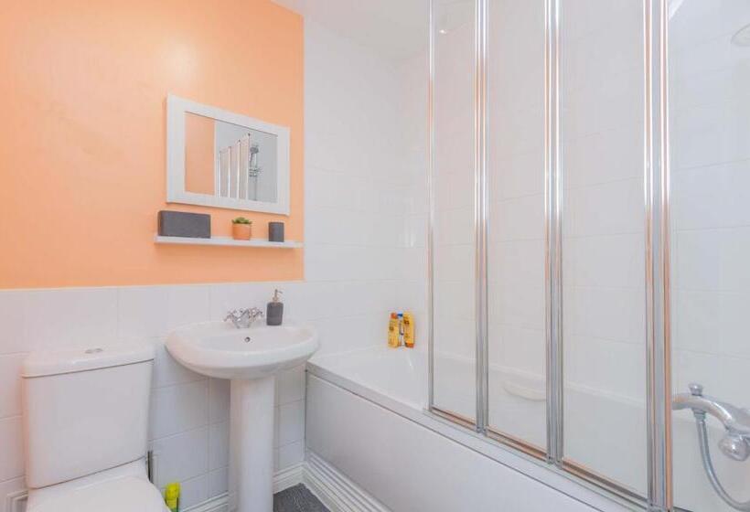 Central Townhouse Tipton   Sleeps 8   Ideal For Contractors & Families