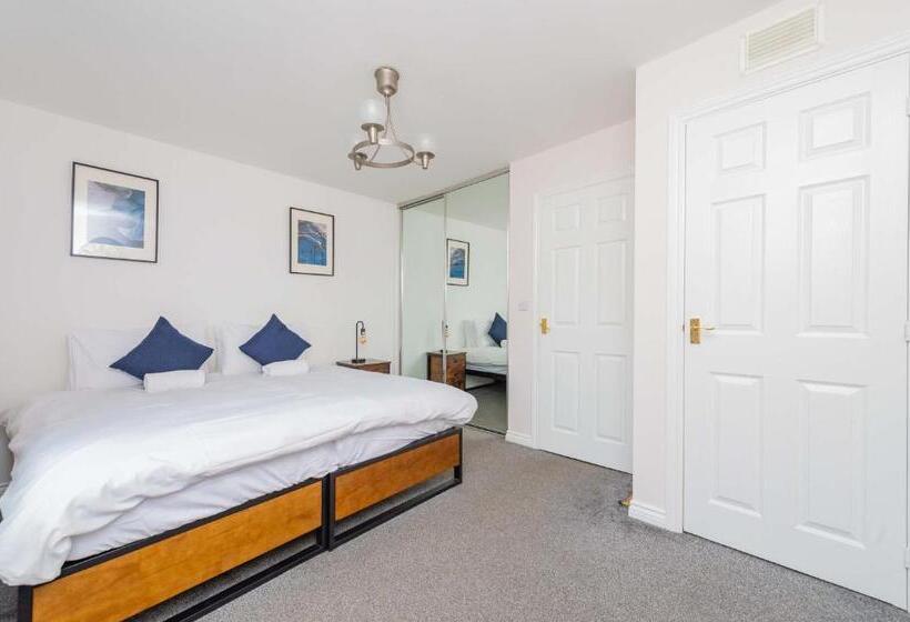 Central Townhouse Tipton   Sleeps 8   Ideal For Contractors & Families