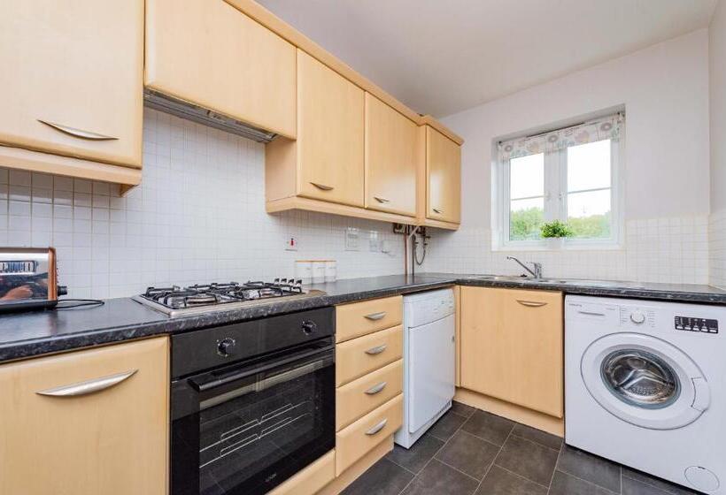 Central Townhouse Tipton   Sleeps 8   Ideal For Contractors & Families