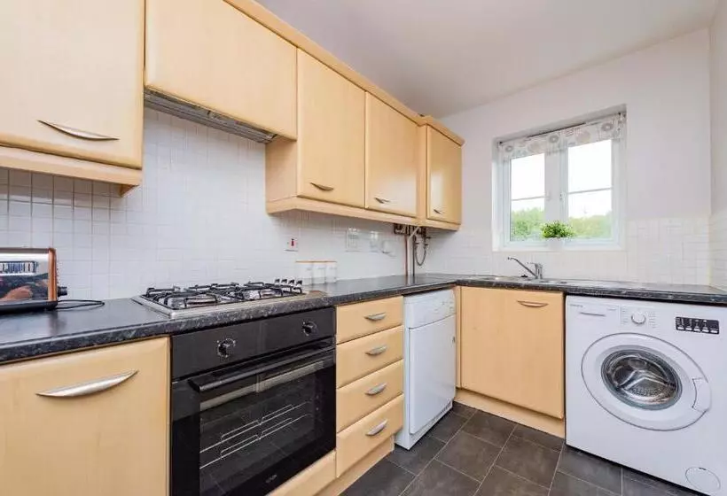 Central Townhouse Tipton   Sleeps 8   Ideal For Contractors & Families
