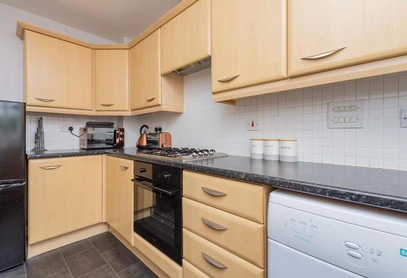 Central Townhouse Tipton   Sleeps 8   Ideal For Contractors & Families