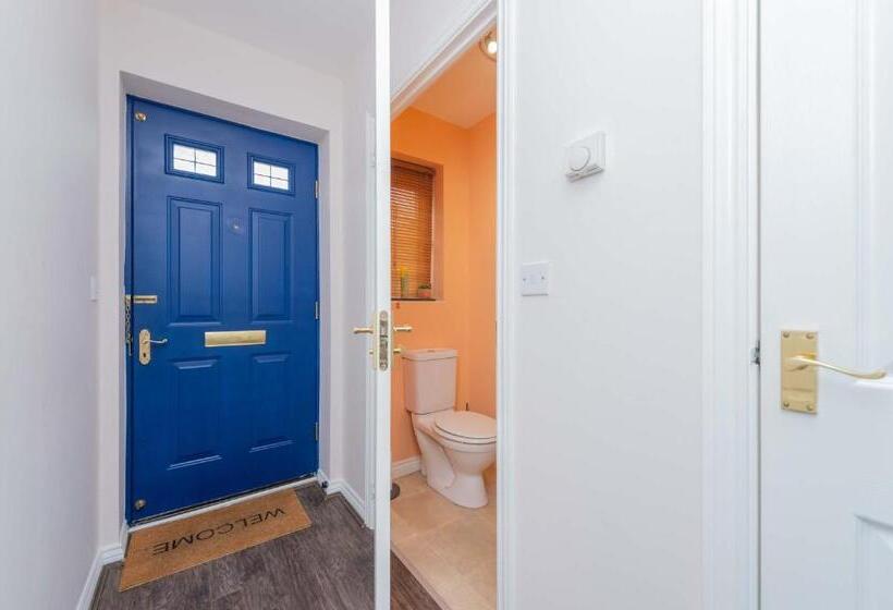 Central Townhouse Tipton   Sleeps 8   Ideal For Contractors & Families